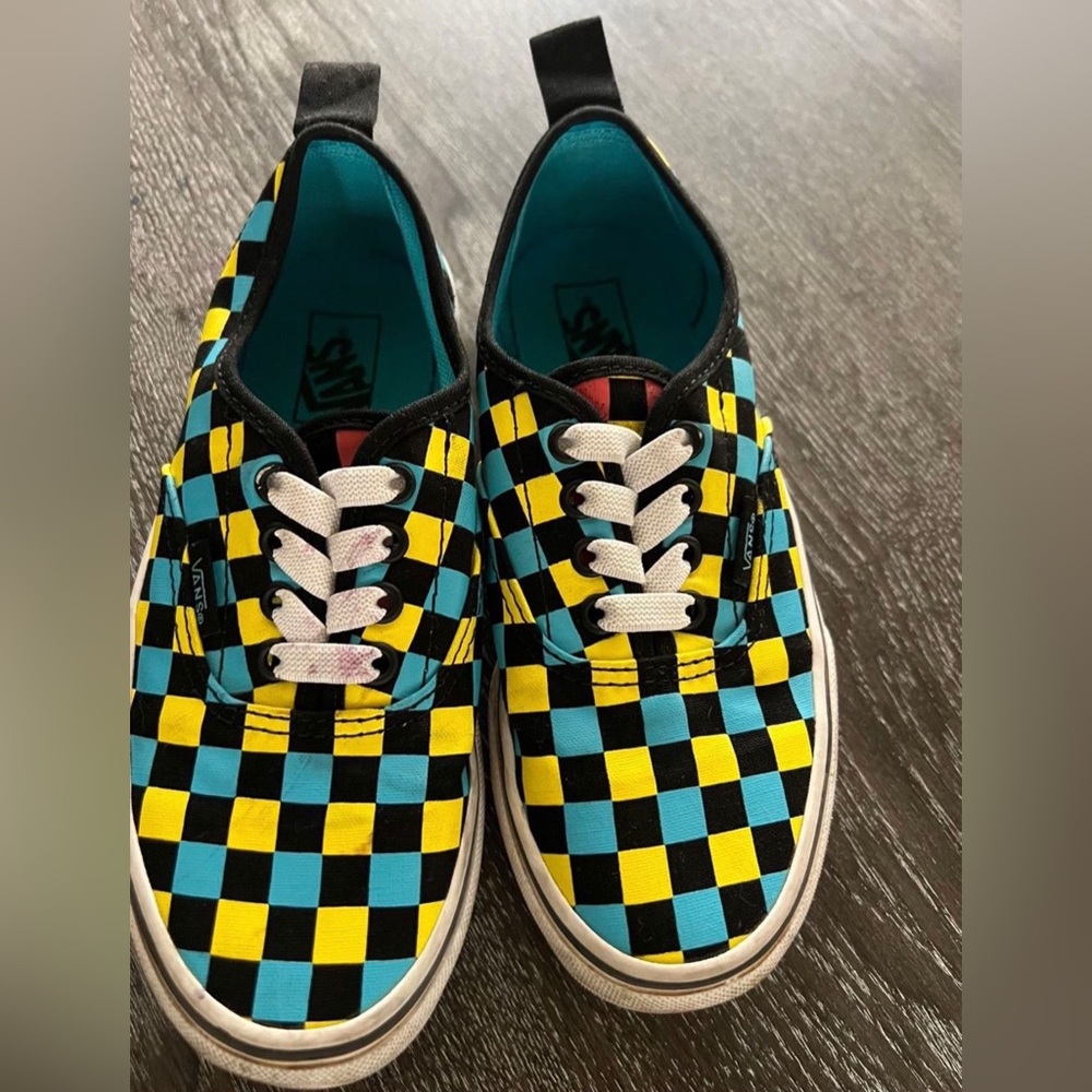 Used. In good condition. Just need to be cleaned